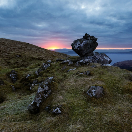 Kameny pod Old Man of Storr