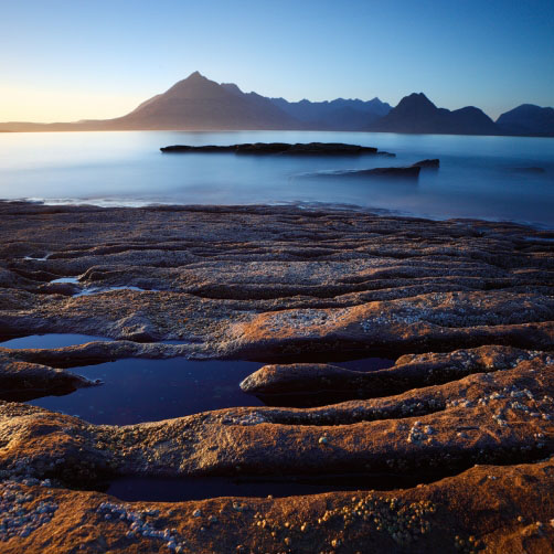 Sluncem zalité pobřeží ostrova Skye